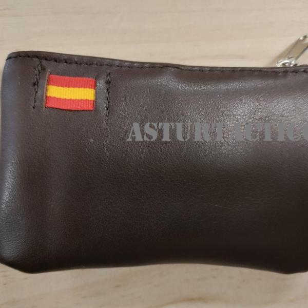 MONEDERO MARRON OSCURO CON BANDERA